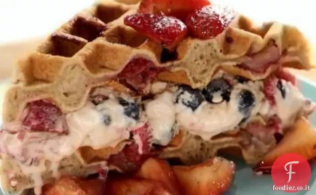 Wafflewich alla fragola con gelato alle bacche fresche