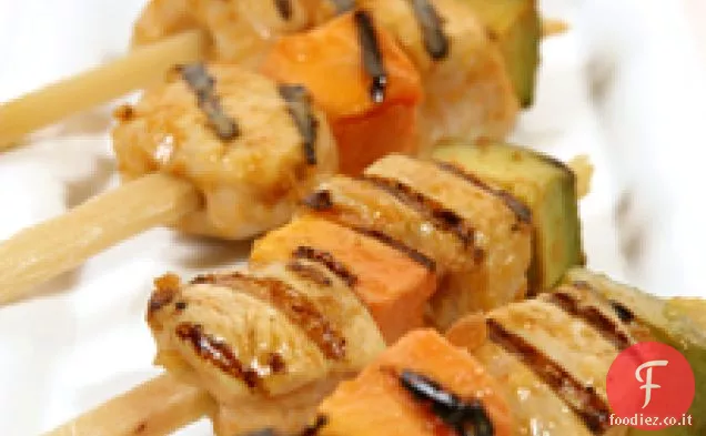 Pollo tropicale su spiedini di canna da zucchero con arachidi-piantaggine Dipp