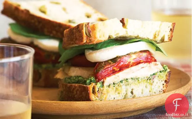 Panini di tacchino con Romas arrosto, mozzarella fresca e pesto di rucola e noci