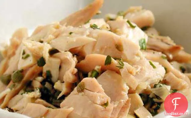 Insalata di pollo estiva con erbe da giardino