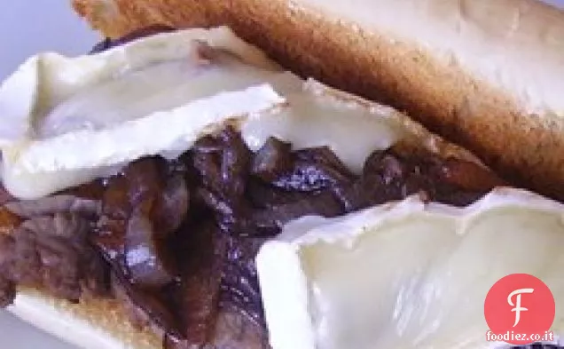 Sottobicchieri di Roast Beef con Cipolle Balsamiche e formaggio Brie