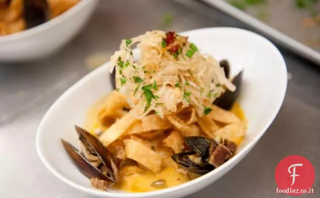 Paella ispirato pasta di pesce con una salsa di crema di cognac