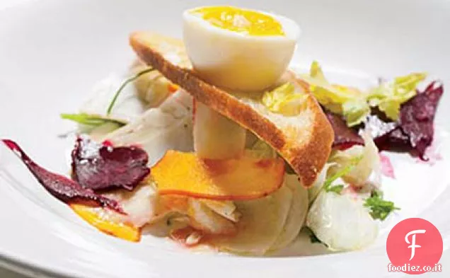 Insalata di verdure in salamoia con uova alla coque