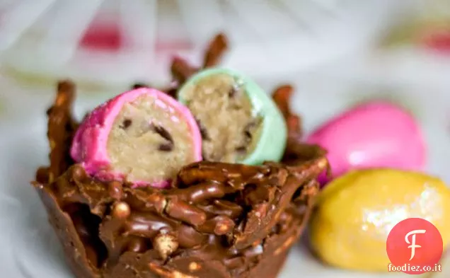 Uova di pasta biscotto con gocce di cioccolato con nidi di cioccolato Pb