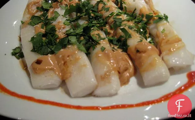 Rotoli di noodle di riso cinese con burro di arachidi