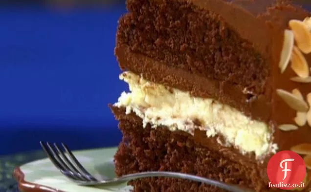 Torta a strati al cioccolato con ripieno di cheesecake