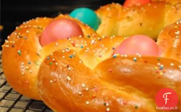 Pane all'uovo di Pasqua intrecciato