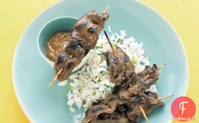 Spiedini di manzo con salsa di arachidi immersione