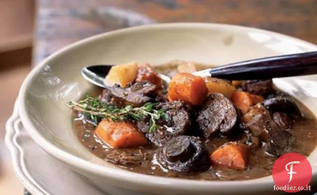 Stufato di manzo di base con carote e funghi