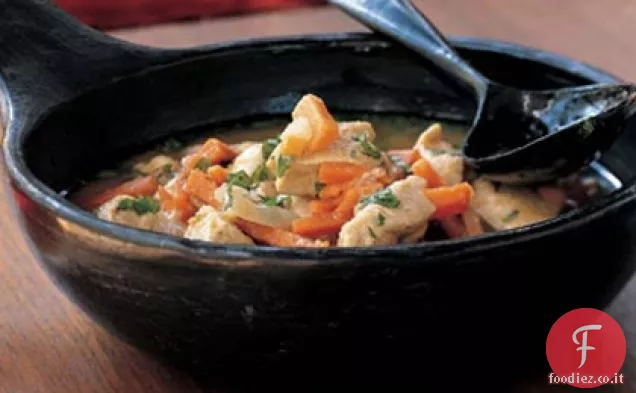 Stufato di pollo peruviano con patate dolci e arachidi