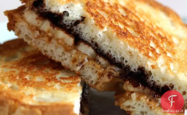 Panino al burro di arachidi, cioccolato e banana alla griglia