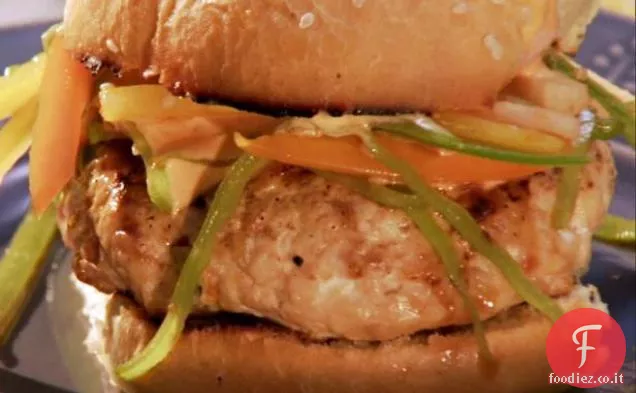 Hamburger di pollo cinese con insalata di sesamo arcobaleno