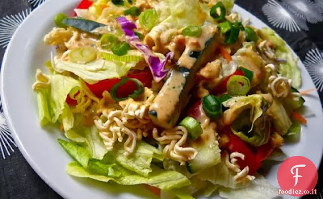 Insalata asiatica con salsa di arachidi