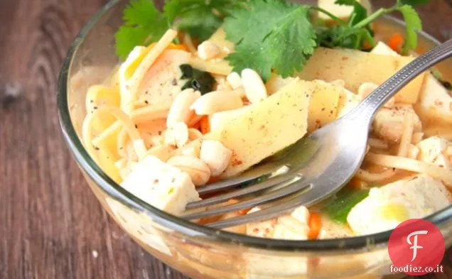 Ciotola di noodle al curry verde vegano
