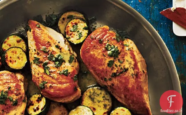 Pollo saltato e zucchine con salsa di prezzemolo e cerfoglio