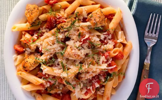 Penne e Filetto di Pollo con Salsa di Pomodoro speziata