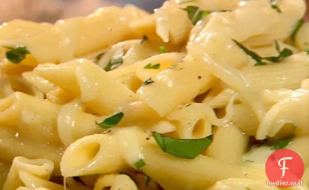 Maccheroni caldi e insalata di mozzarella con erbe