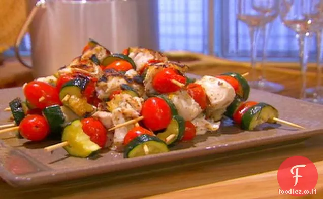 Kabobs di halibut con zucchine e pomodori d'uva