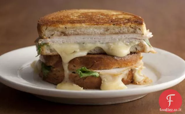 Tacchino alla griglia, Brie e panino al burro di mele con rucola