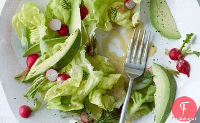 Lattuga al burro, insalata di ravanelli e avocado con salsa di senape