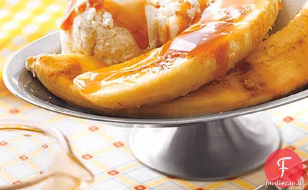 Banane alla griglia con gelato e caramello