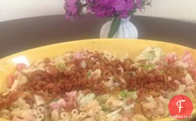 Insalata di pancetta, lattuga e maccheroni al pomodoro