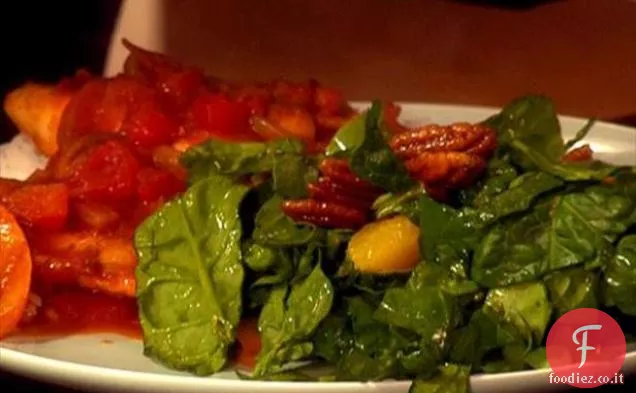 Insalata di spinaci e agrumi con noci pecan dolci e piccanti