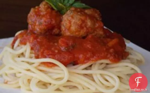 Salsa di spaghetti italiani più sani con polpette di carne