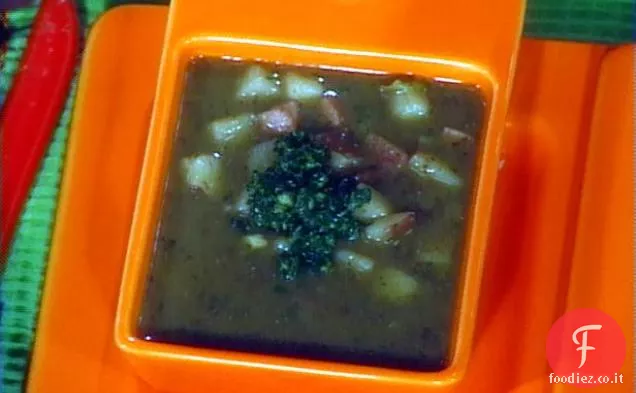 Abbondante zuppa di lenticchie con prosciutto e patate