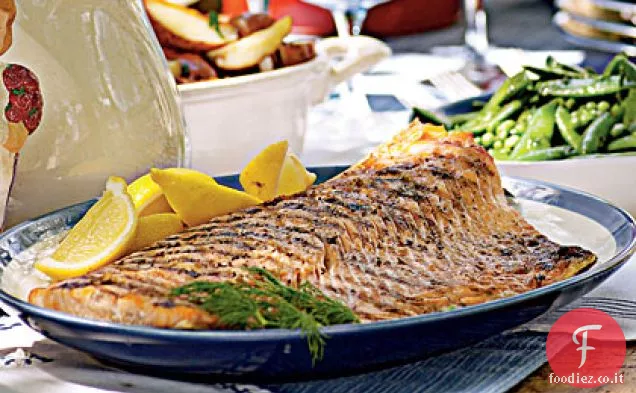 Salmone alla griglia con salsa di cetriolo piccante