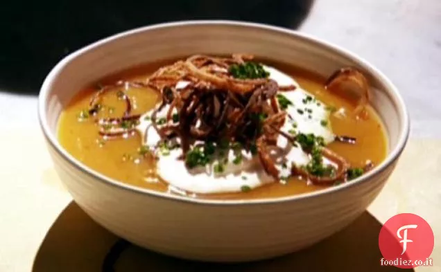 Zuppa di zucca con cannella Panna montata e scalogno fritto