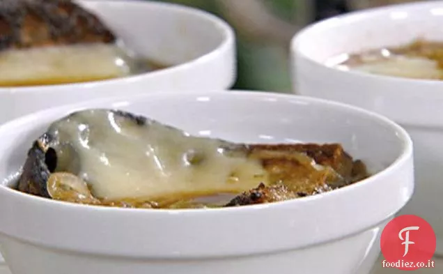 Guinness e zuppa di cipolle con crostino di Cheddar irlandese