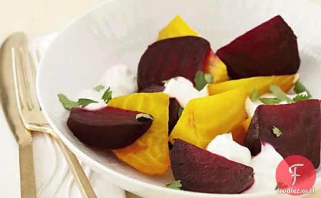 Insalata di barbabietole con condimento allo yogurt