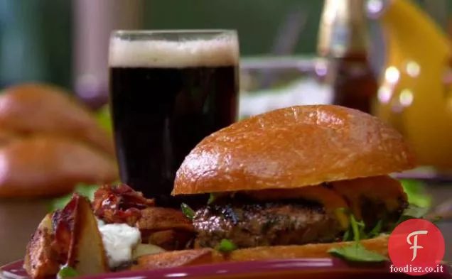 Rarebit Smash Hamburger con Pub patate e salsa di rafano