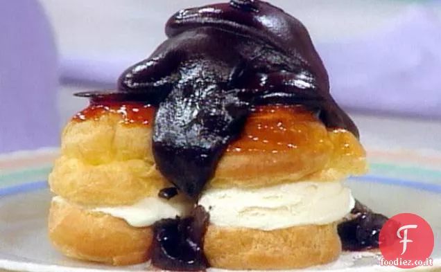 Caramello condita sbuffi di crema