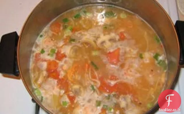 Zuppa di gamberi calda e acida