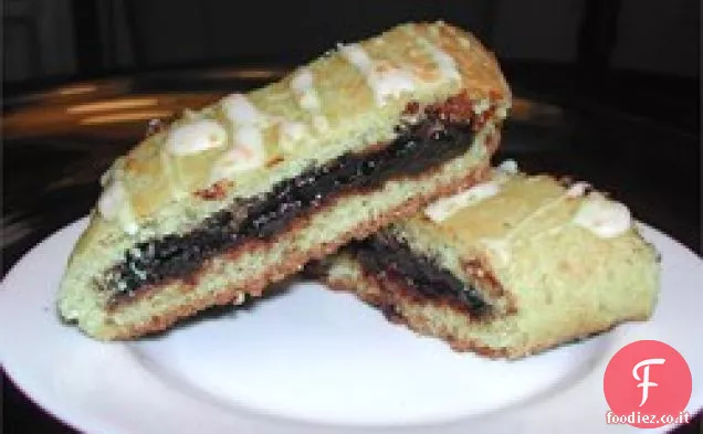 Biscotti ripieni di prugne e uva passa