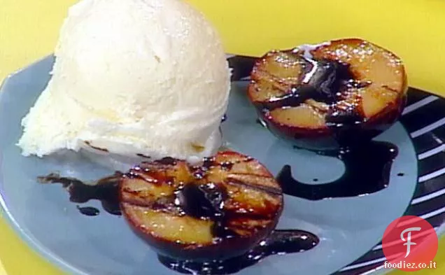 Prugne Grigliate glassate al Balsamico con gelato alla vaniglia