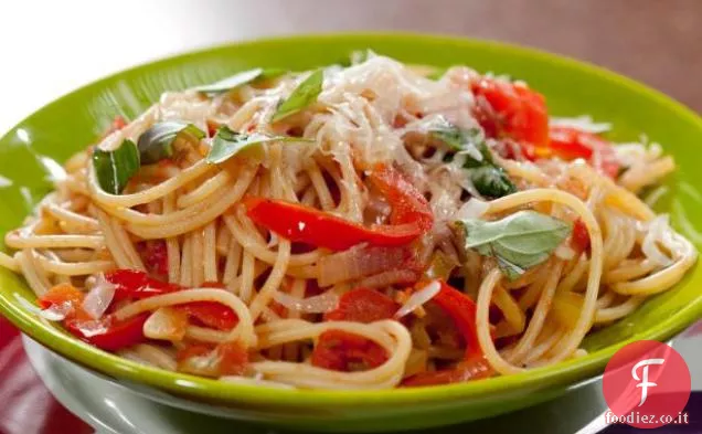 Spaghetti a tre peperoni e cipolla