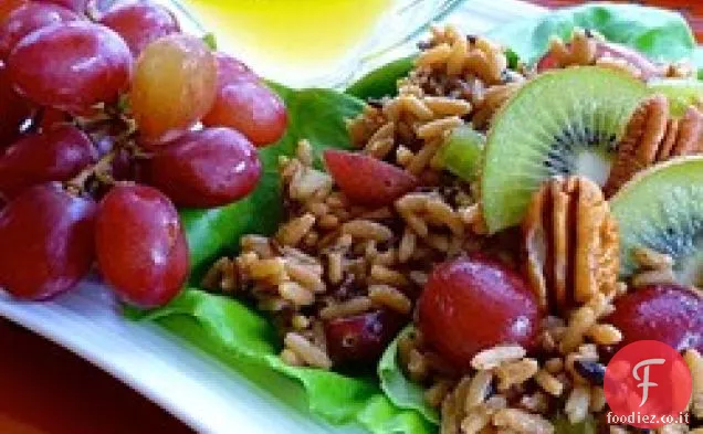 Insalata di riso selvatico con kiwi e uva rossa
