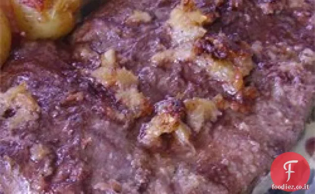Bistecca di ferro piatto all'aglio arrosto