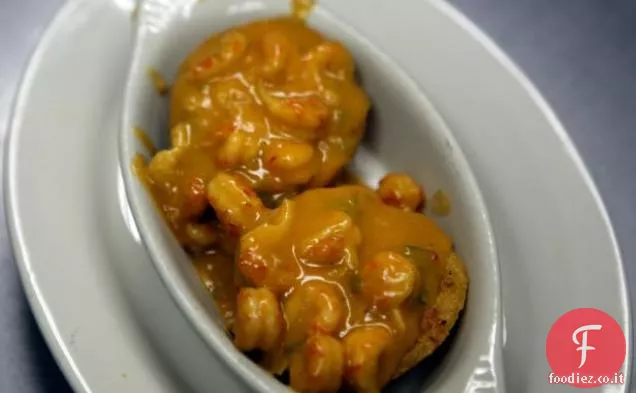Aragosta Jalapeno Formaggio Cornbread condita con Aragosta Etouffee