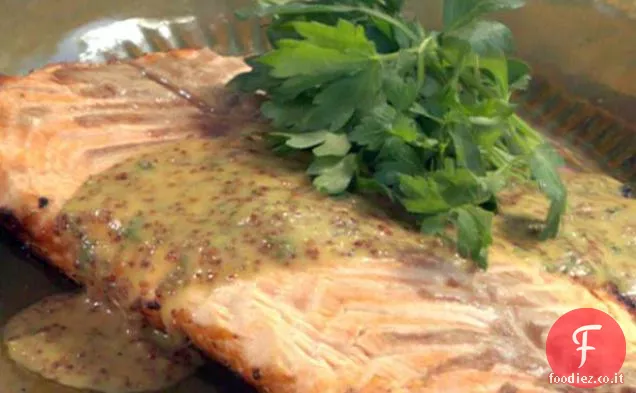 Filetto di salmone alla griglia con salsa di miele e senape
