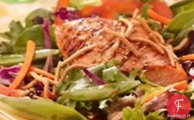 Salmone alla griglia, piselli a scatto e insalata di primavera con tagliatelle Chow Mein