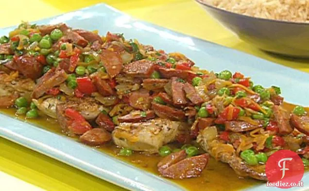 Pollo con pepe rosso arrosto, Chorizo e salsa di piselli dolci su riso
