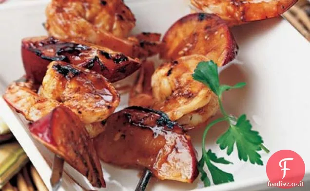 Spiedini di gamberi e prugne alla griglia con salsa dolce Hoisin