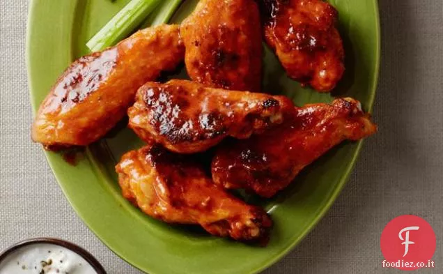 Ali di bufalo al forno con salsa di formaggio blu-yogurt