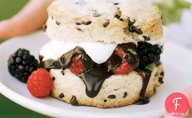 Shortcakes al cioccolato con frutti di bosco e salsa al cioccolato fondente