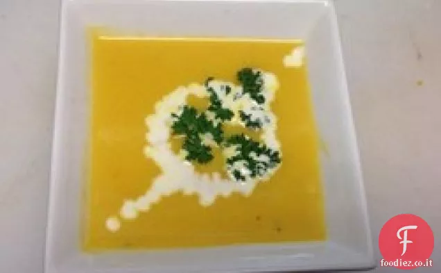 Zuppa cremosa di patate, carote e porri