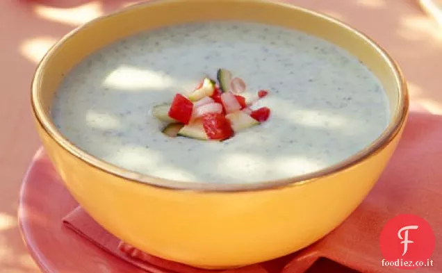 Zuppa di zucchine refrigerate con salsa di verdure fresche